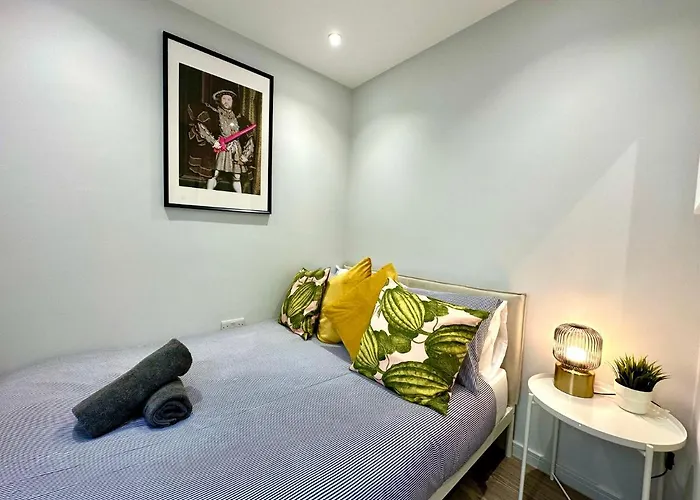 Stunning Brand New House - Sleeps 6 - Free Parking - Great Location - Fast Wifi - Smart Tv - Close To Poole & Bournemouth & Sandbanks