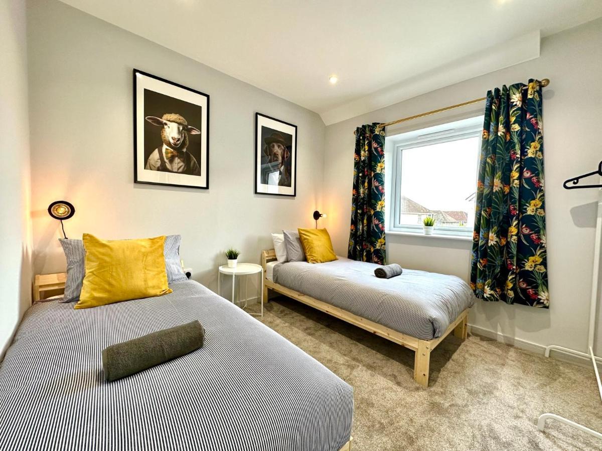 Stunning Brand New House - Sleeps 6 - Free Parking - Great Location - Fast Wifi - Smart Tv - Close To & Bournemouth & Sandbanks *